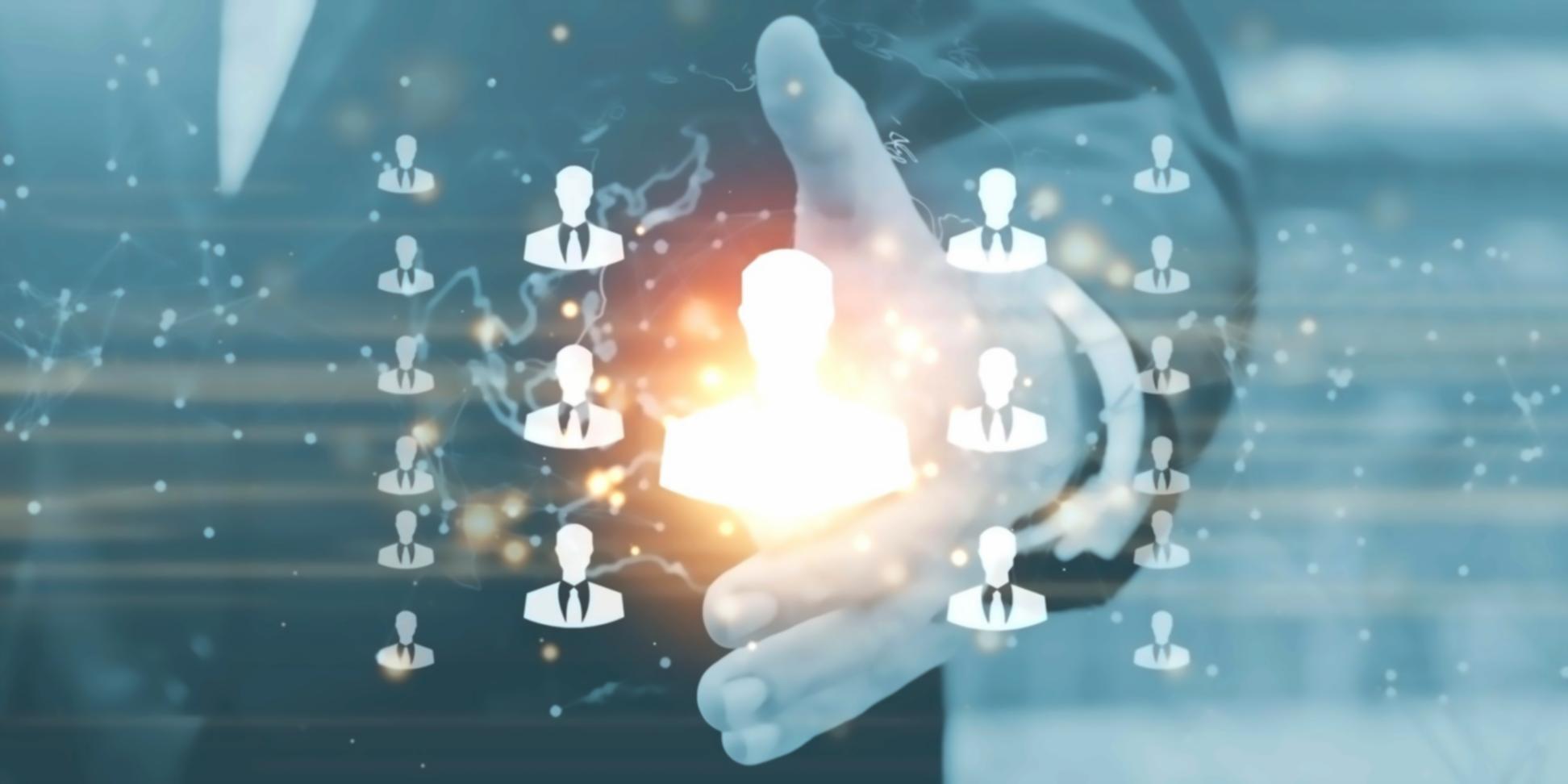 Apprenante travaillant sur sa stratégie de contenu SEO